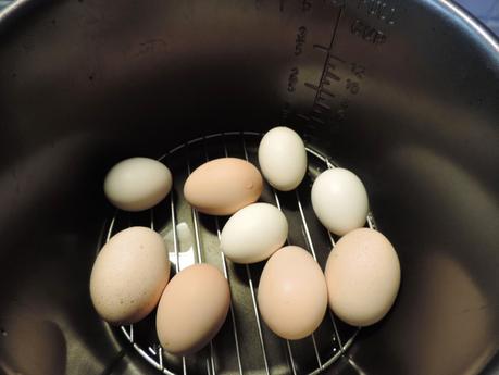 Huevos rellenos con mejillones en escabeche y surimi.