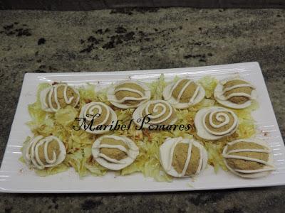 Huevos rellenos con mejillones en escabeche y surimi.