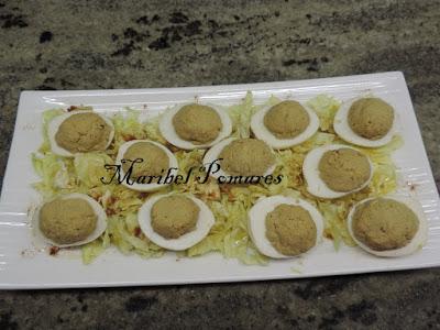 Huevos rellenos con mejillones en escabeche y surimi.