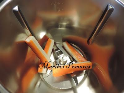 Huevos rellenos con mejillones en escabeche y surimi.