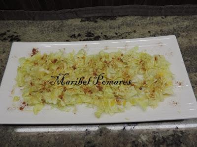 Huevos rellenos con mejillones en escabeche y surimi.