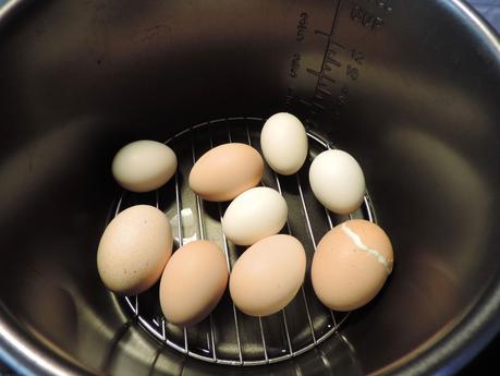 Huevos rellenos con mejillones en escabeche y surimi.