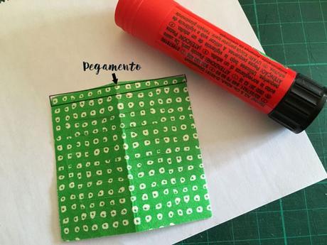 Ponemos un poco de pegamento en un extremo