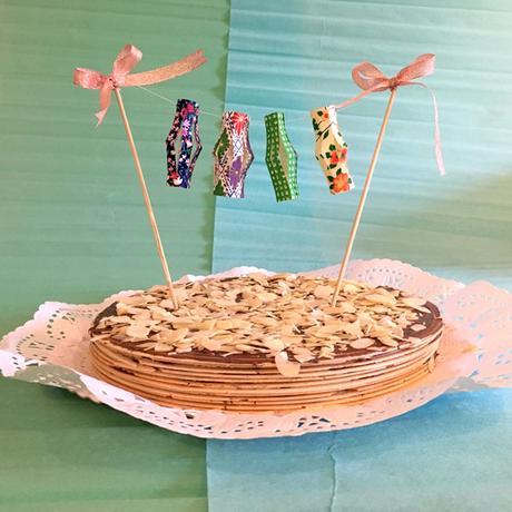 Tarta fácil de chocolate con cake topper