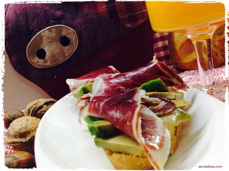 Tosta de aguacate y jamón 4