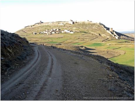 Cuesta del Cerrajón, dejando atrás el Castillo y el Arrabal