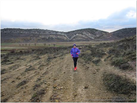 Corriendo unos metros campo a través para volver al camino