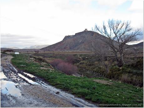 Vista del Castillo de Moya al inicio de la ruta