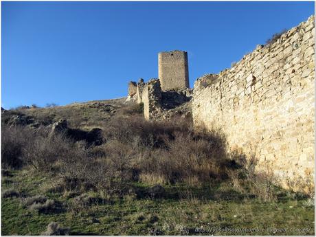 Bordeando las murallas del castillo