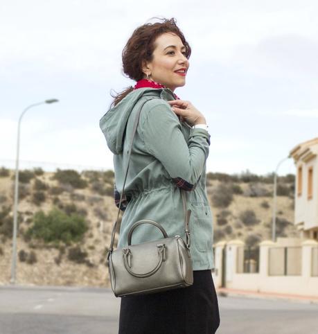 Pichi, parka verde y topitos-Pinafore, green trench and dots