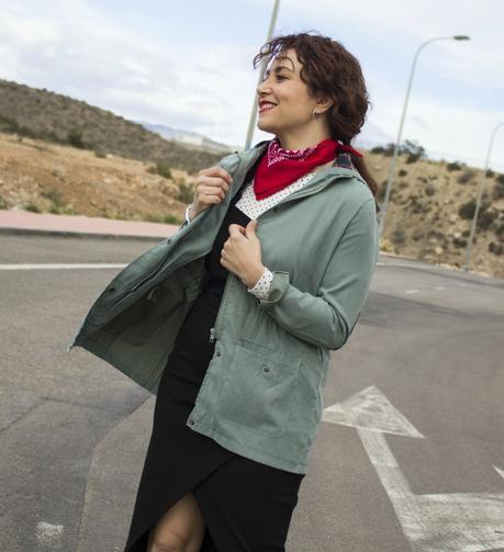 Pichi, parka verde y topitos-Pinafore, green trench and dots