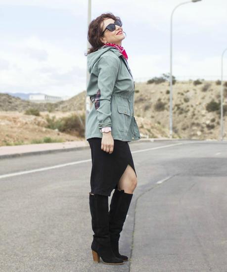 Pichi, parka verde y topitos-Pinafore, green trench and dots