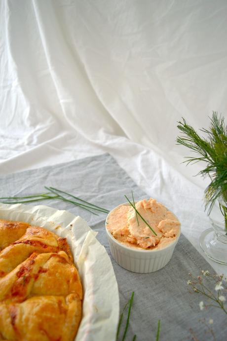 Corona de hojaldre con crema de salmón y queso, una estrella salada en tu mesa