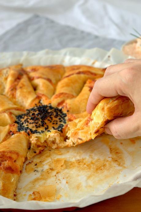 Corona de hojaldre con crema de salmón y queso, una estrella salada en tu mesa