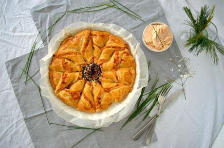 Corona de hojaldre con crema de salmón y queso, una estrella salada en tu mesa