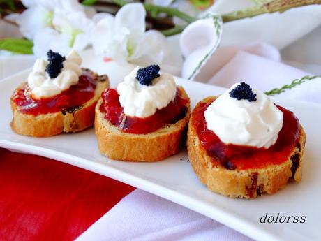 Tostadas de pasas con pimientos caramelizados y  crema de queso