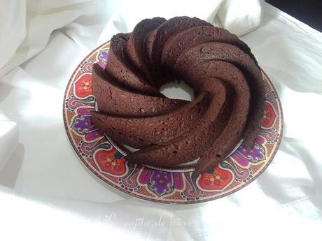 Bundt cake de chocolate y ajo negro