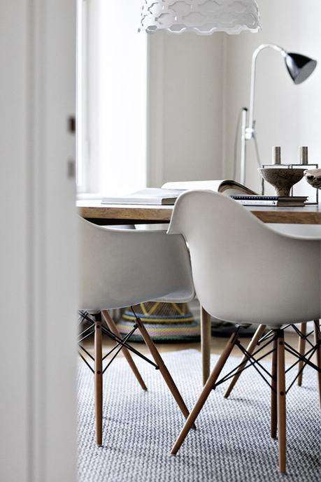 suelos de madera de roble salon de lujo salón comedor nórdico noguchi muebles de diseño nórdico montana estanterías Lujosos muebles de diseño estilo nórdico escandinavo eames blog decoración nórdica 