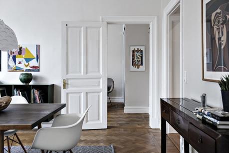 suelos de madera de roble salon de lujo salón comedor nórdico noguchi muebles de diseño nórdico montana estanterías Lujosos muebles de diseño estilo nórdico escandinavo eames blog decoración nórdica 