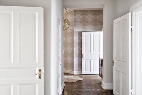 suelos de madera de roble salon de lujo salón comedor nórdico noguchi muebles de diseño nórdico montana estanterías Lujosos muebles de diseño estilo nórdico escandinavo eames blog decoración nórdica 