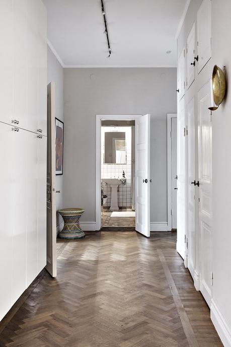 suelos de madera de roble salon de lujo salón comedor nórdico noguchi muebles de diseño nórdico montana estanterías Lujosos muebles de diseño estilo nórdico escandinavo eames blog decoración nórdica 