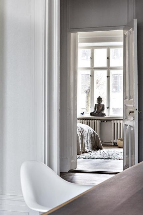 suelos de madera de roble salon de lujo salón comedor nórdico noguchi muebles de diseño nórdico montana estanterías Lujosos muebles de diseño estilo nórdico escandinavo eames blog decoración nórdica 