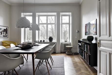 suelos de madera de roble salon de lujo salón comedor nórdico noguchi muebles de diseño nórdico montana estanterías Lujosos muebles de diseño estilo nórdico escandinavo eames blog decoración nórdica 