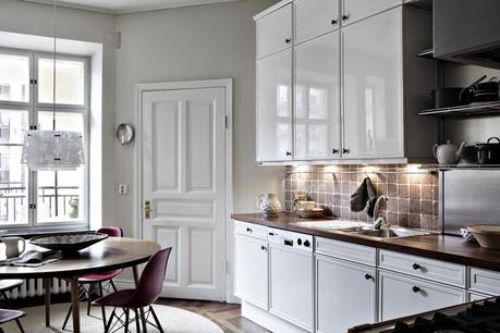 suelos de madera de roble salon de lujo salón comedor nórdico noguchi muebles de diseño nórdico montana estanterías Lujosos muebles de diseño estilo nórdico escandinavo eames blog decoración nórdica 