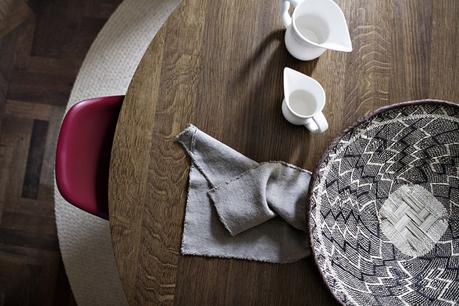 suelos de madera de roble salon de lujo salón comedor nórdico noguchi muebles de diseño nórdico montana estanterías Lujosos muebles de diseño estilo nórdico escandinavo eames blog decoración nórdica 