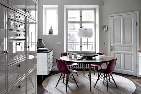 suelos de madera de roble salon de lujo salón comedor nórdico noguchi muebles de diseño nórdico montana estanterías Lujosos muebles de diseño estilo nórdico escandinavo eames blog decoración nórdica 