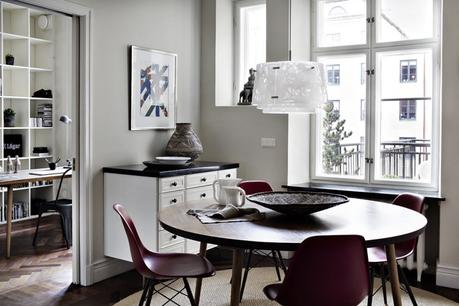 suelos de madera de roble salon de lujo salón comedor nórdico noguchi muebles de diseño nórdico montana estanterías Lujosos muebles de diseño estilo nórdico escandinavo eames blog decoración nórdica 