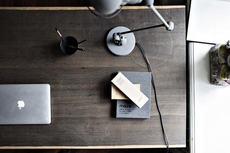 suelos de madera de roble salon de lujo salón comedor nórdico noguchi muebles de diseño nórdico montana estanterías Lujosos muebles de diseño estilo nórdico escandinavo eames blog decoración nórdica 