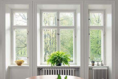 suelos de madera de roble salon de lujo salón comedor nórdico noguchi muebles de diseño nórdico montana estanterías Lujosos muebles de diseño estilo nórdico escandinavo eames blog decoración nórdica 