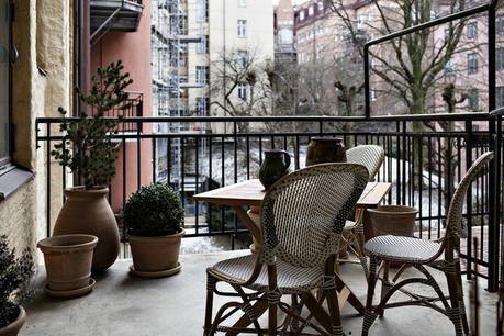 suelos de madera de roble salon de lujo salón comedor nórdico noguchi muebles de diseño nórdico montana estanterías Lujosos muebles de diseño estilo nórdico escandinavo eames blog decoración nórdica 