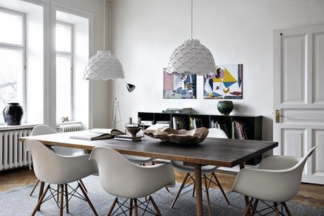 suelos de madera de roble salon de lujo salón comedor nórdico noguchi muebles de diseño nórdico montana estanterías Lujosos muebles de diseño estilo nórdico escandinavo eames blog decoración nórdica 