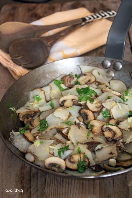 Salteado de tupinambo y portobello con persillada
