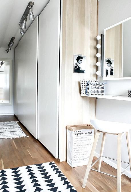 Un dormitorio EN BLANCO Y NEGRO con tocador!