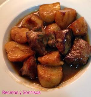 ESTOFADO DE TERNERA CON PATATAS , ZANAHORIAS Y CHAMPIÑONES