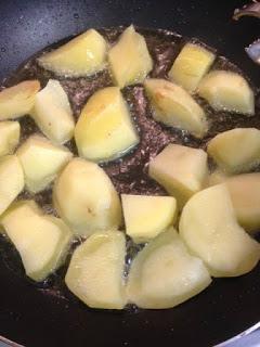 ESTOFADO DE TERNERA CON PATATAS , ZANAHORIAS Y CHAMPIÑONES