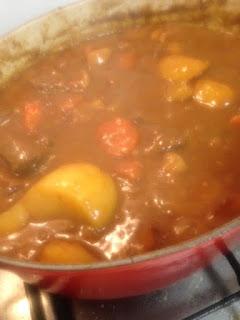 ESTOFADO DE TERNERA CON PATATAS , ZANAHORIAS Y CHAMPIÑONES