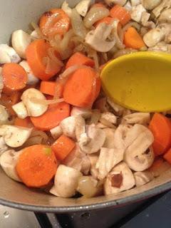ESTOFADO DE TERNERA CON PATATAS , ZANAHORIAS Y CHAMPIÑONES