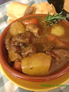 ESTOFADO DE TERNERA CON PATATAS , ZANAHORIAS Y CHAMPIÑONES