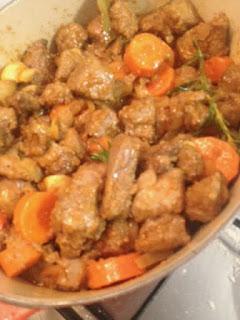 ESTOFADO DE TERNERA CON PATATAS , ZANAHORIAS Y CHAMPIÑONES