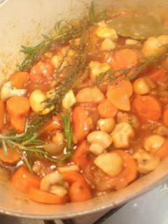 ESTOFADO DE TERNERA CON PATATAS , ZANAHORIAS Y CHAMPIÑONES