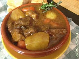 ESTOFADO DE TERNERA CON PATATAS , ZANAHORIAS Y CHAMPIÑONES