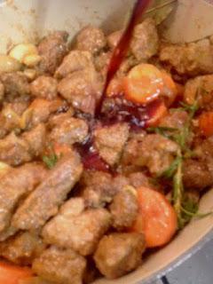 ESTOFADO DE TERNERA CON PATATAS , ZANAHORIAS Y CHAMPIÑONES