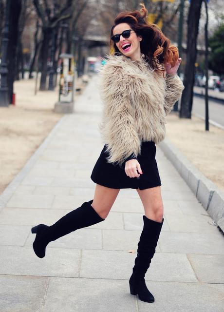 ABRIGO DE PELO Y BOTAS MOSQUETERAS