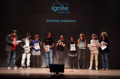 Oradores de Ignite Valencia #12 sobre el escenario de Las Naves.