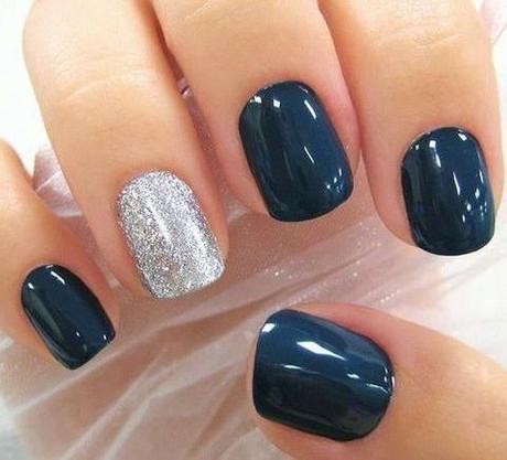 Manicura azul y plata