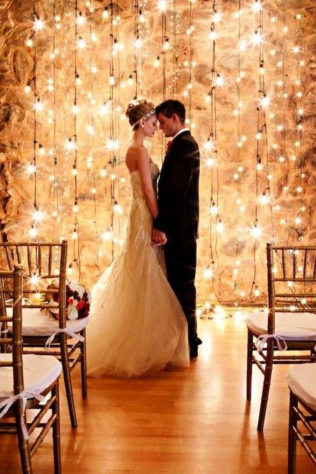This backdrop is gorgeous and so easy to DIY :) PLus this picture is a must have at my wedding: 